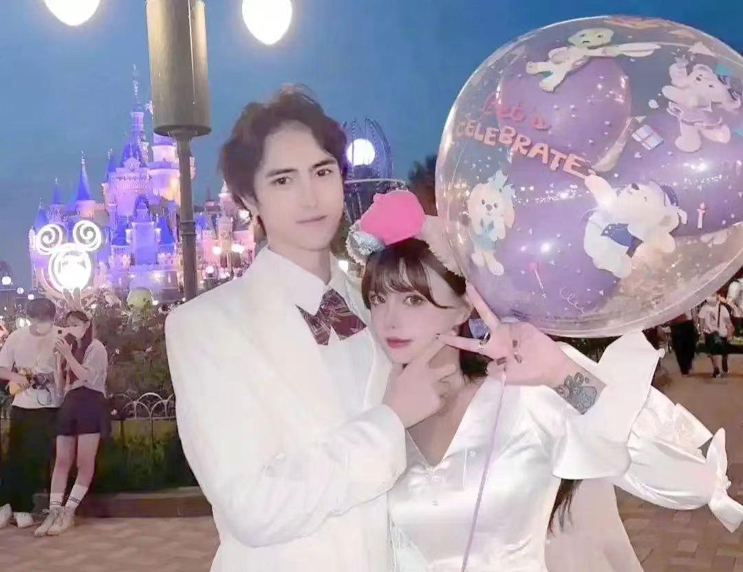 四次婚变、未婚先孕、撕裂母亲,整容33次,她26岁为何如此疯狂?