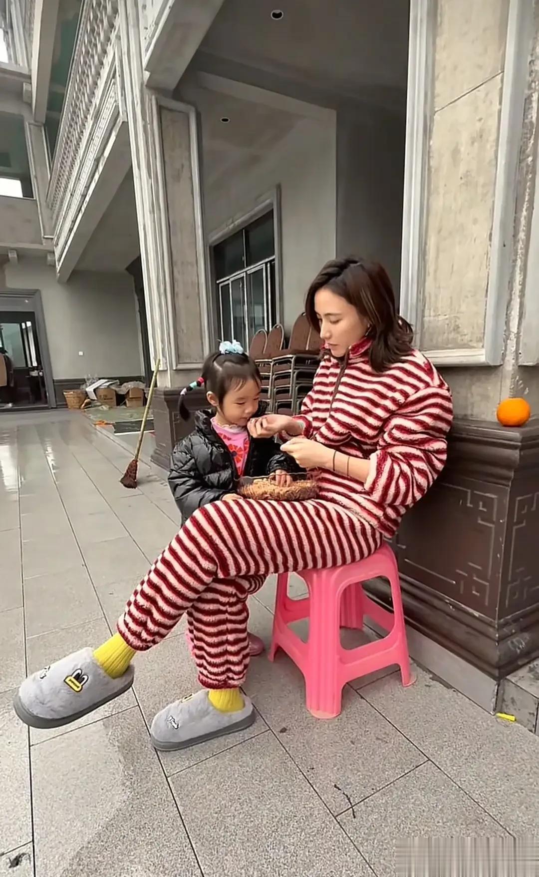 李亚鹏前妻回四川过年，住村里山上大别墅，三层楼院子大到能跑步