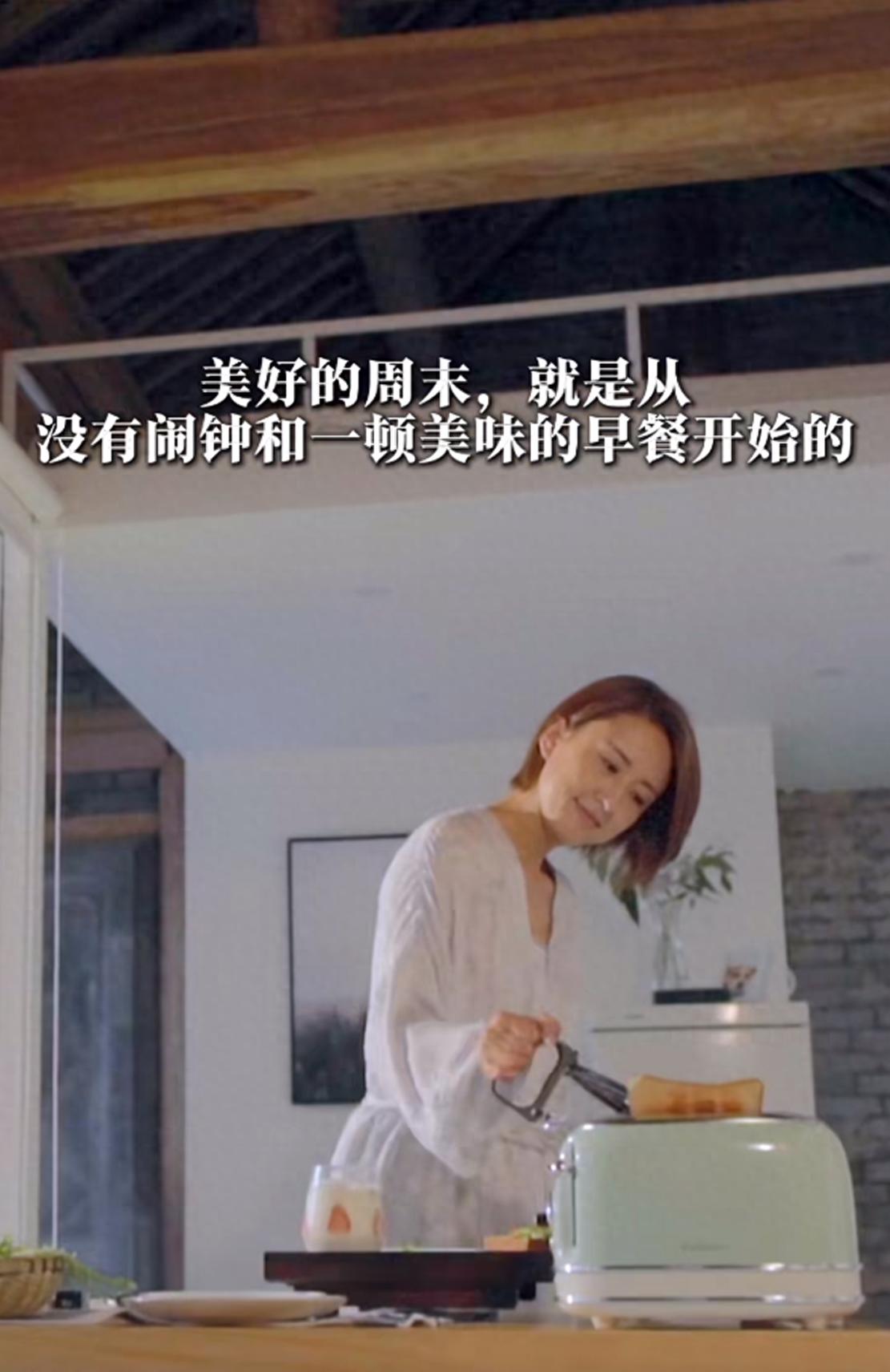 47岁张蕾独自过妇女节，睡到自然醒穿睡衣在床上吃饭，早餐很讲究