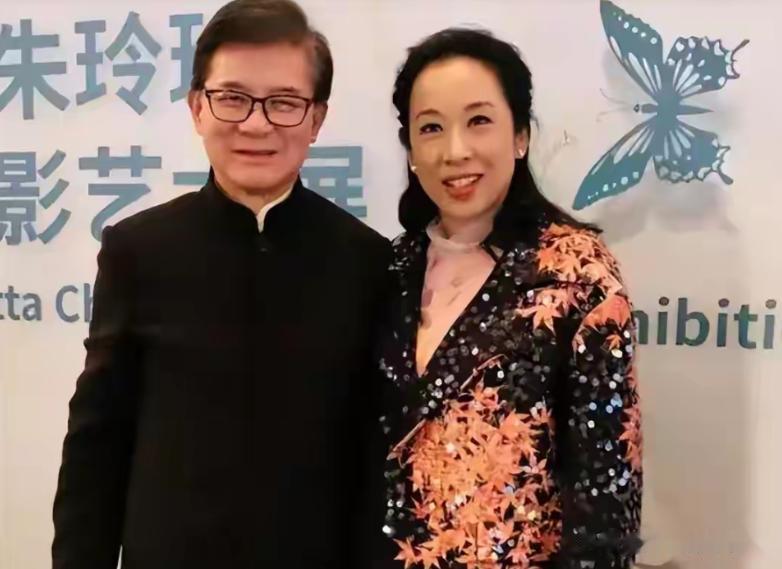 朱玲玲带三子看演唱会，二婚老公罗康瑞陪着，顶级贵妇掌控两豪门
