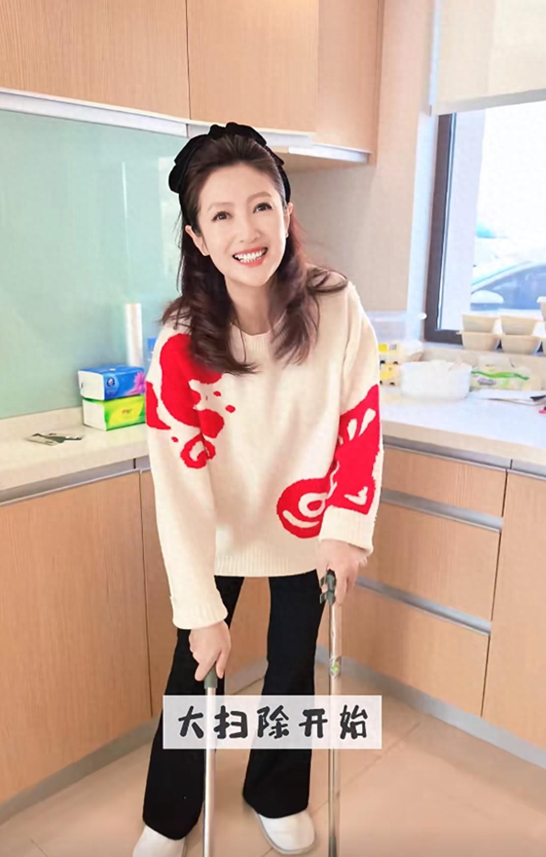 主持人春妮小年扫房子，与刚强北京住大别墅，房子装修豪华有格调