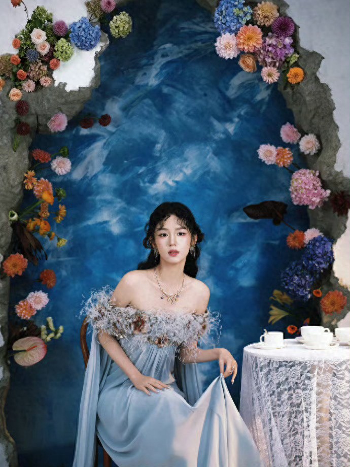 油画神女微博之夜造型封神！轻纱缀羽美成壁画仙踪[微风]