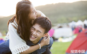 顶流女友在演唱会上，当众求婚小白脸，我：你的前途别想要了！