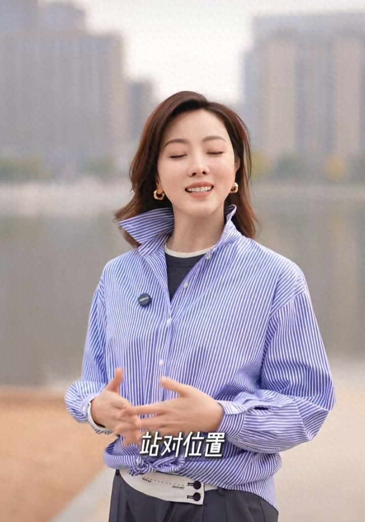 李思思蓝白条纹衬衫清新减龄，分享不内耗的松弛生活哲学