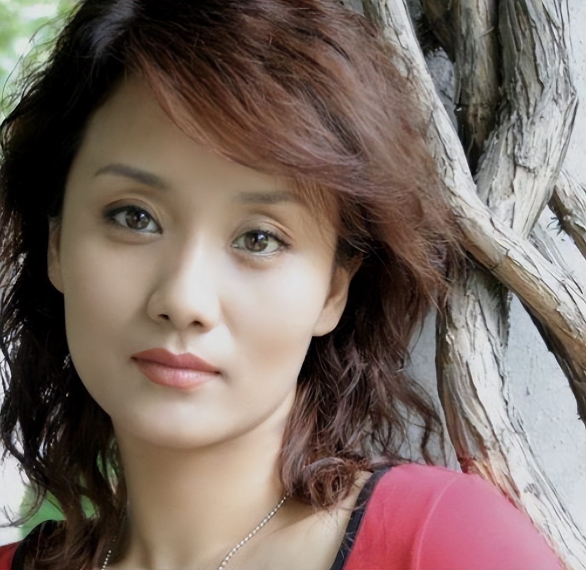 57岁李颖仍风韵犹存，婚姻至今成迷，如今和母亲住上海豪宅