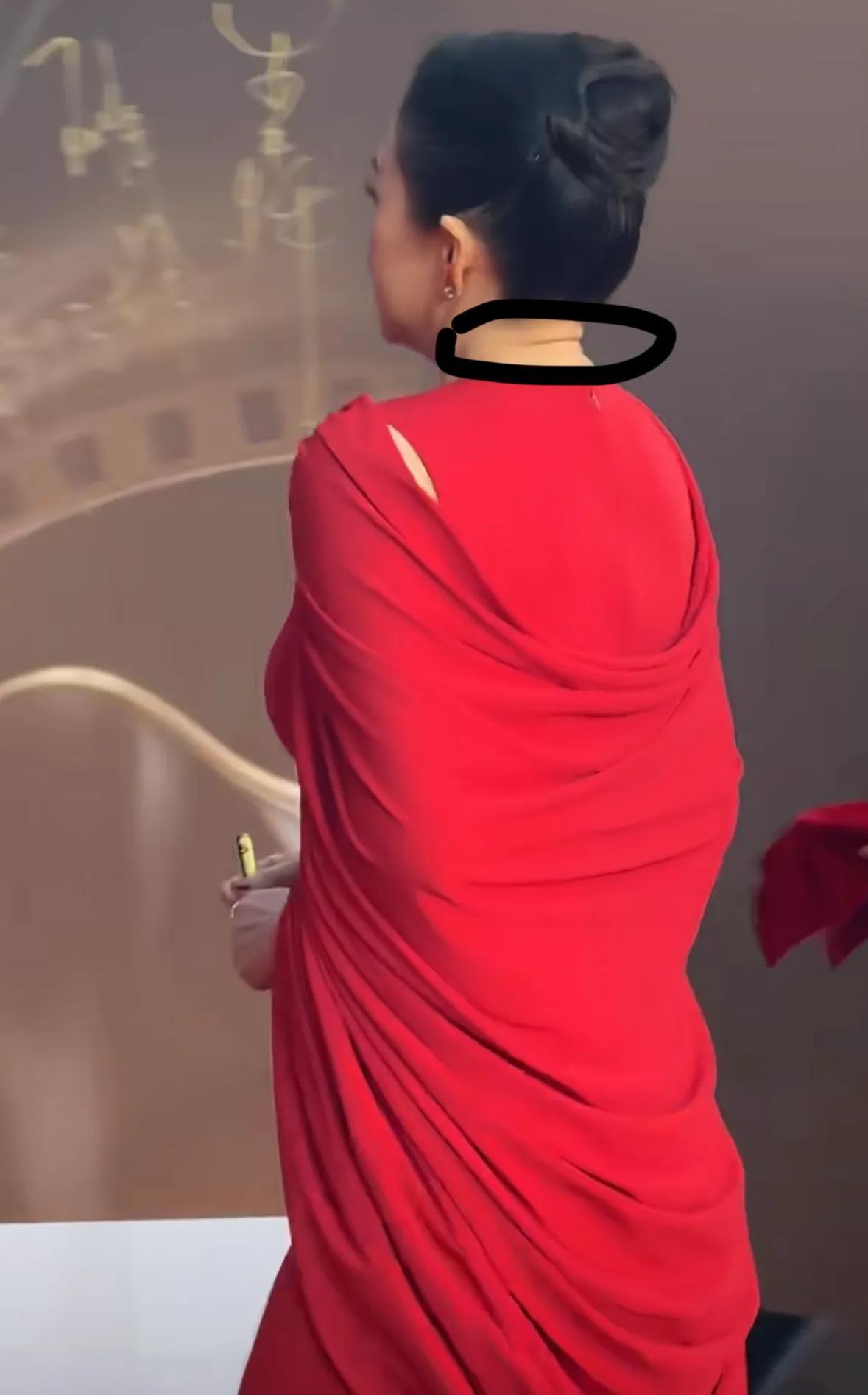 章子怡一袭红裙亮相红毯,脸颊发鼓脖子胖出褶子,看来真是增肥了