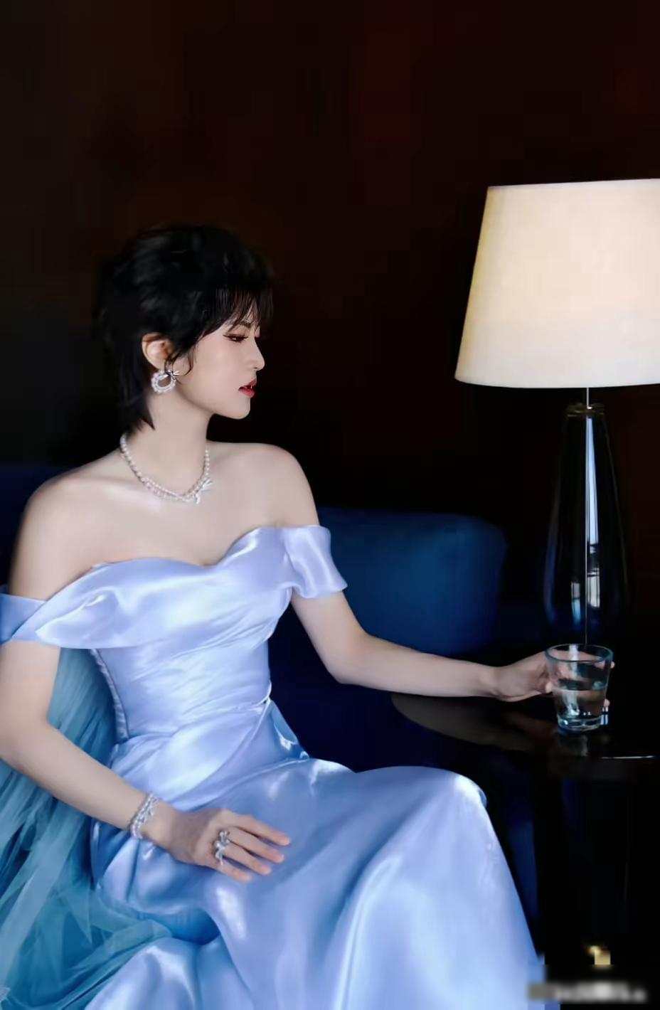 姚安娜穿“浮光锦”走红毯,网友:3000个蚕茧织一米,1米一万多