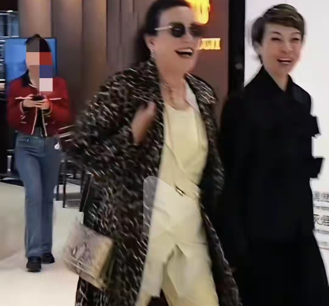 听人劝，吃饱饭！68岁张兰跟洋洋一起逛街亲如母女，汪小菲靠边站
