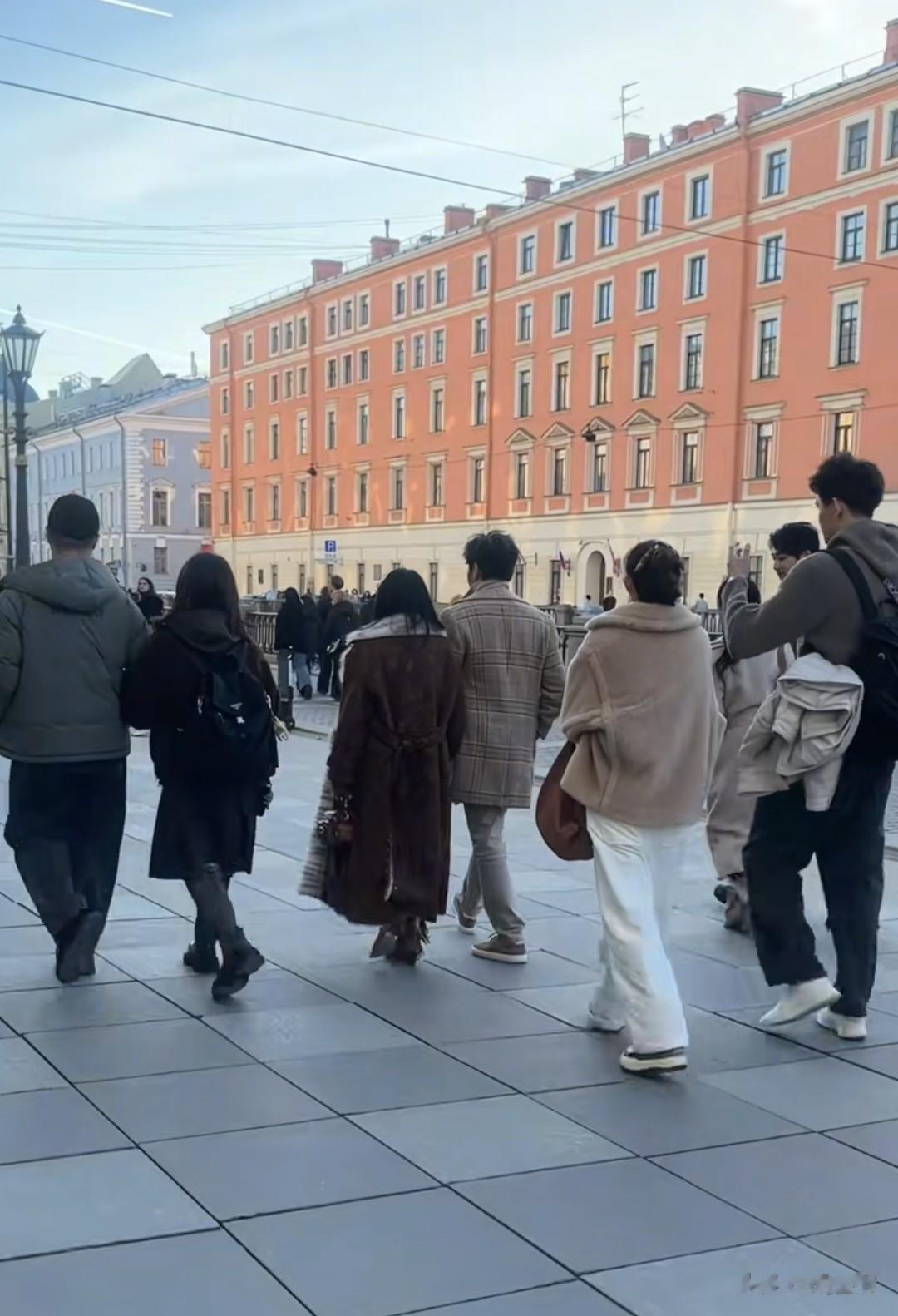 《妻旅2026》路透：男星都低头玩手机，女星聊八卦，唯她格格不入