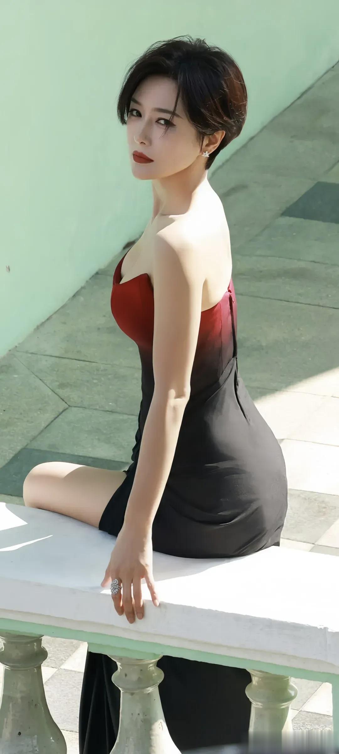 秦岚一袭渐变抹胸开衩裙，美翻了！