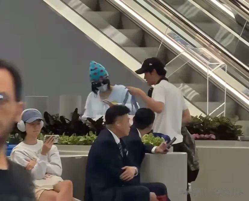 张柏芝和儿子现身机场，Lucas帮她背着包和她拥抱，母子关系真好