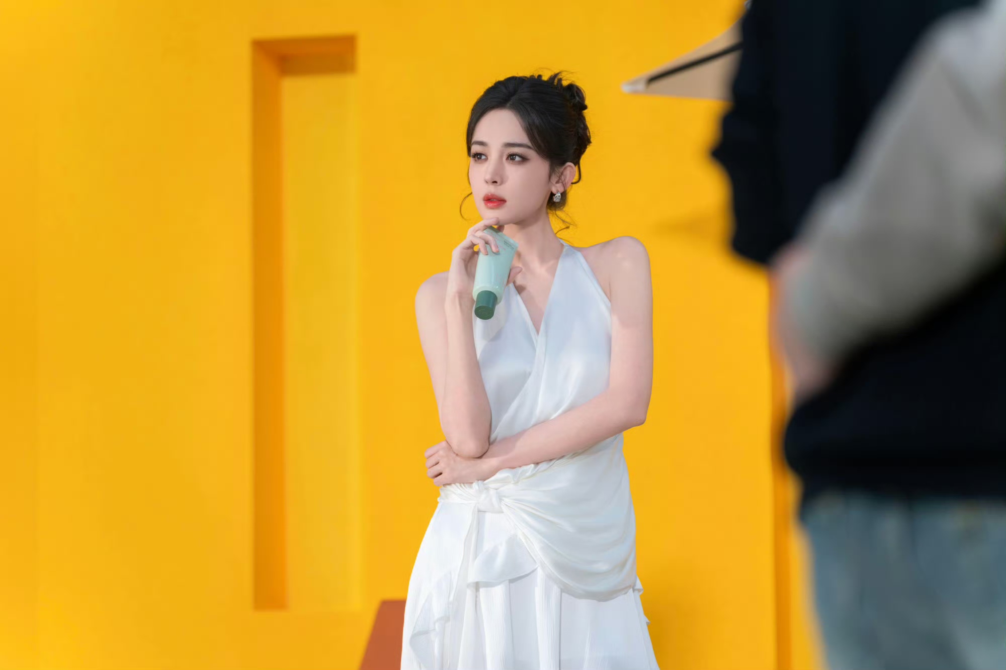 古力娜扎纯白挂颈连衣裙