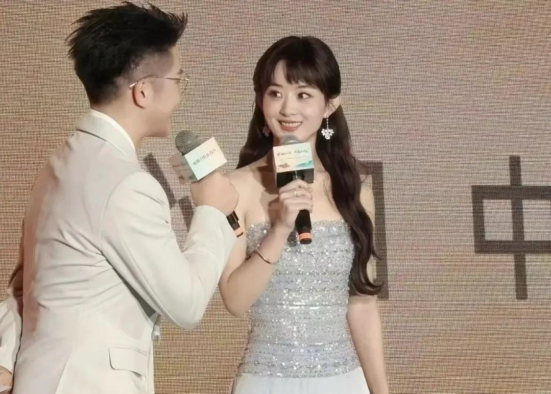 赵丽颖与杨幂同天走红毯，一个娃娃脸一个褶多，骨相皮相区别明显