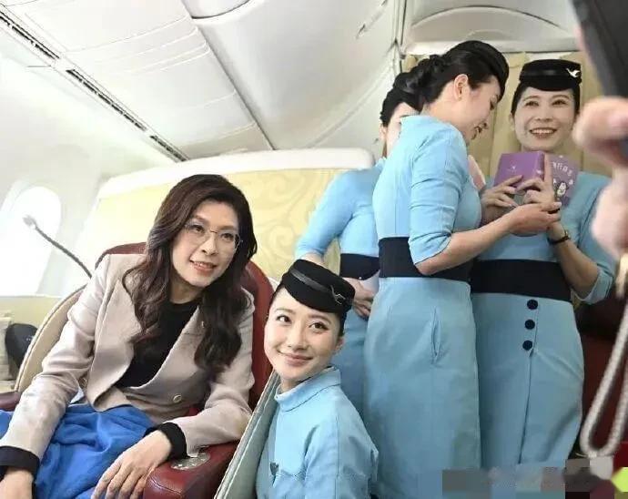 空乘人员和郑丽文同框出镜，真是太美了！