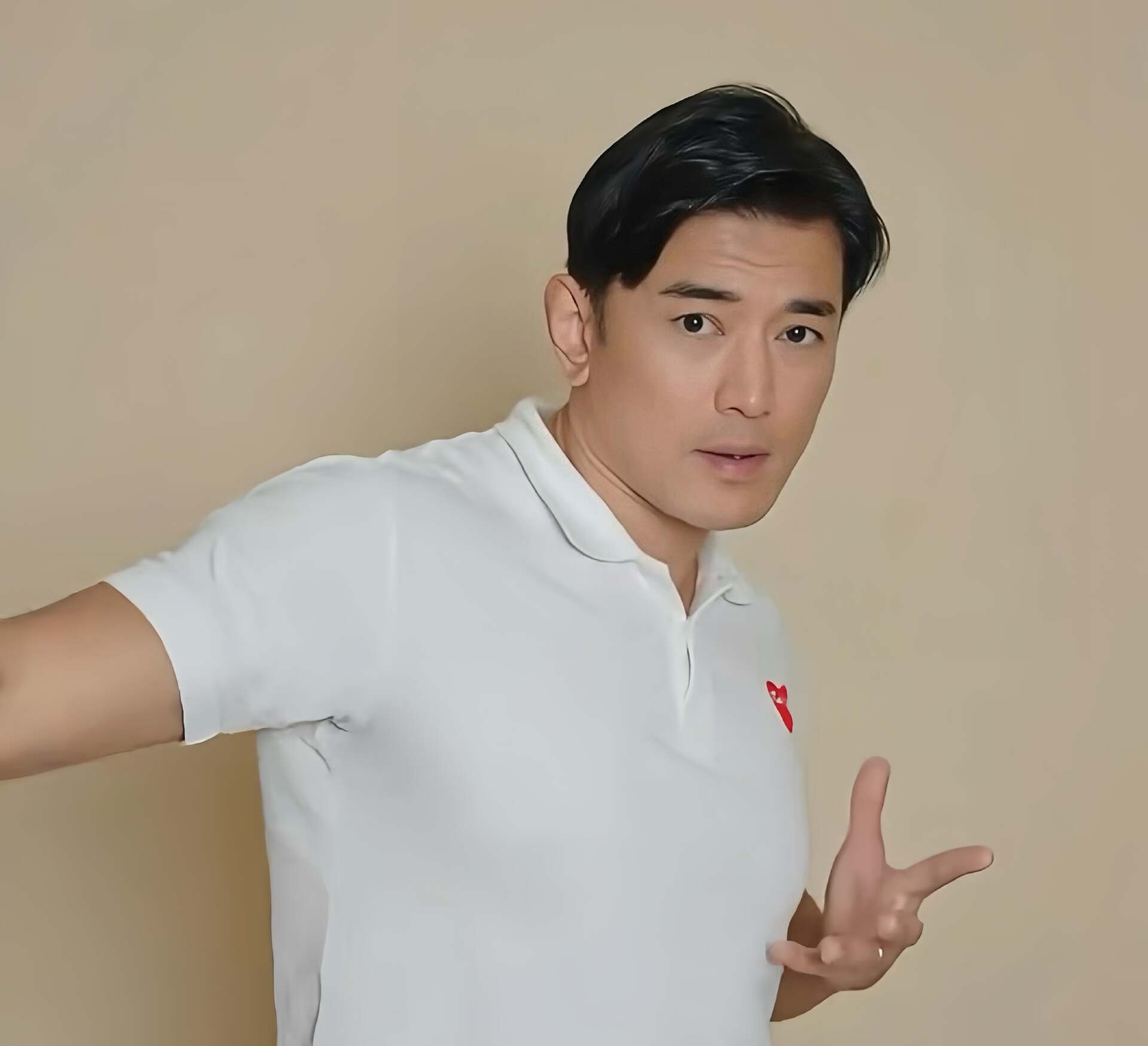 好惨！香港知名演员被弟弟桃色风波拖累，多次宣布改名转运