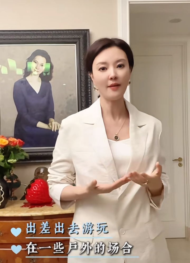 刘芳菲分享，一袭白西装，气质温婉知性，美貌与穿搭尽显高级感