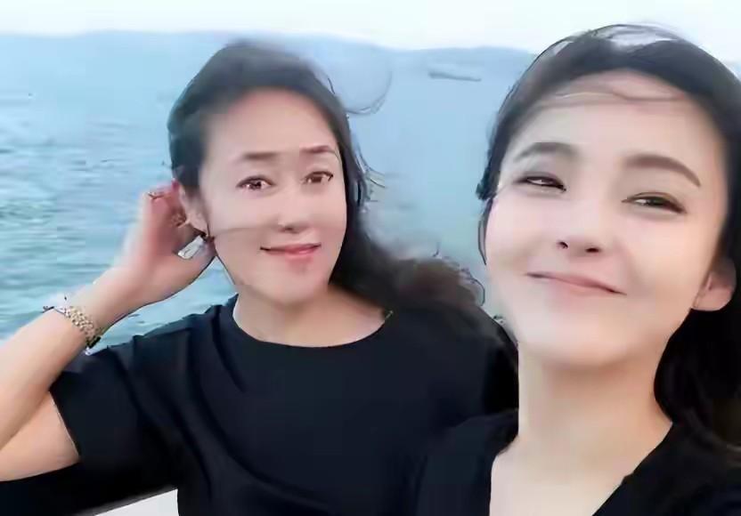 从小被父亲抛弃，母亲卖饺子抚养张佳宁，成名后生父竟跑来认亲