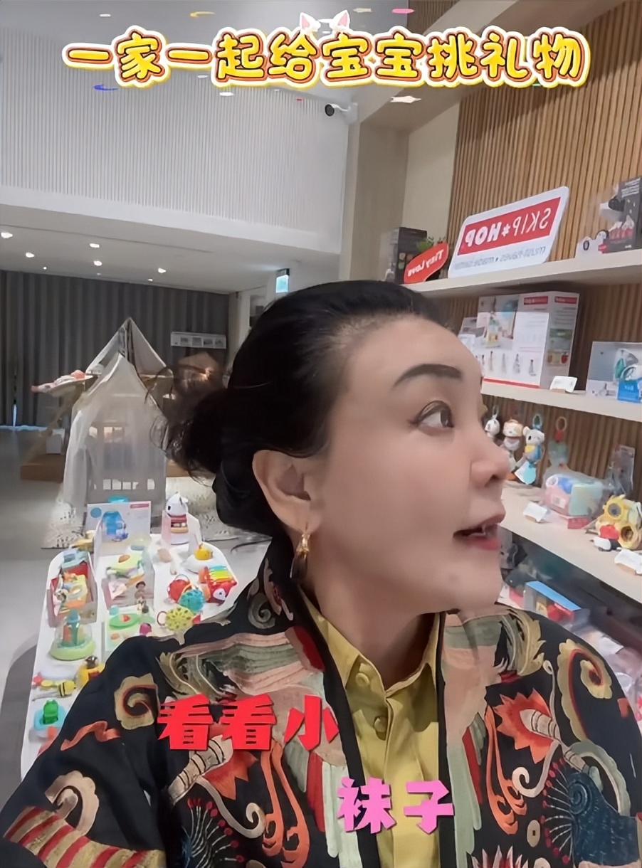 马筱梅还在医院打吊瓶！汪小菲带玥儿姐弟给弟弟挑礼物，眼光真好