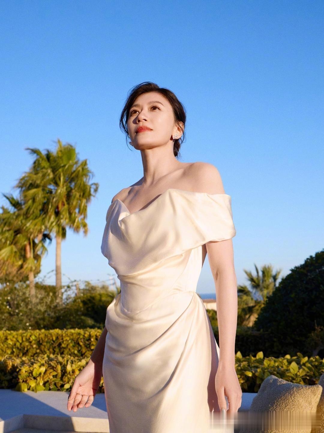 贾静雯海边纯白造型杀疯了！40＋状态美成\人间白月光\