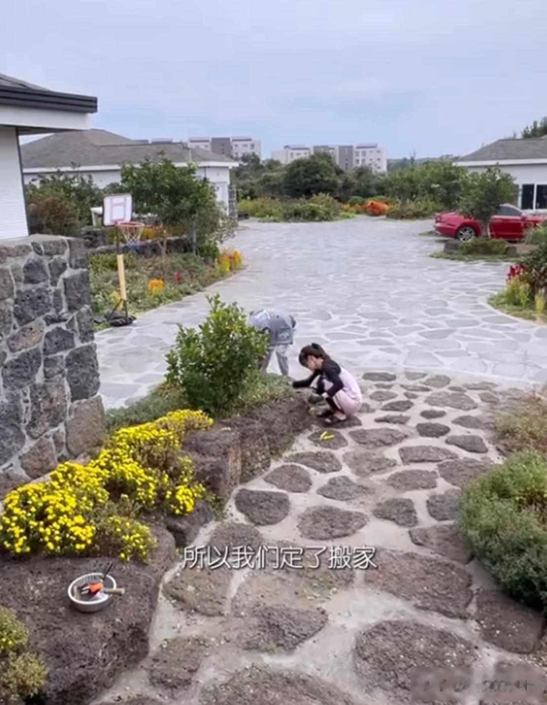 蔡琳搬离济州岛海景房,三口住进两层独栋别墅,在客厅踢球都有余