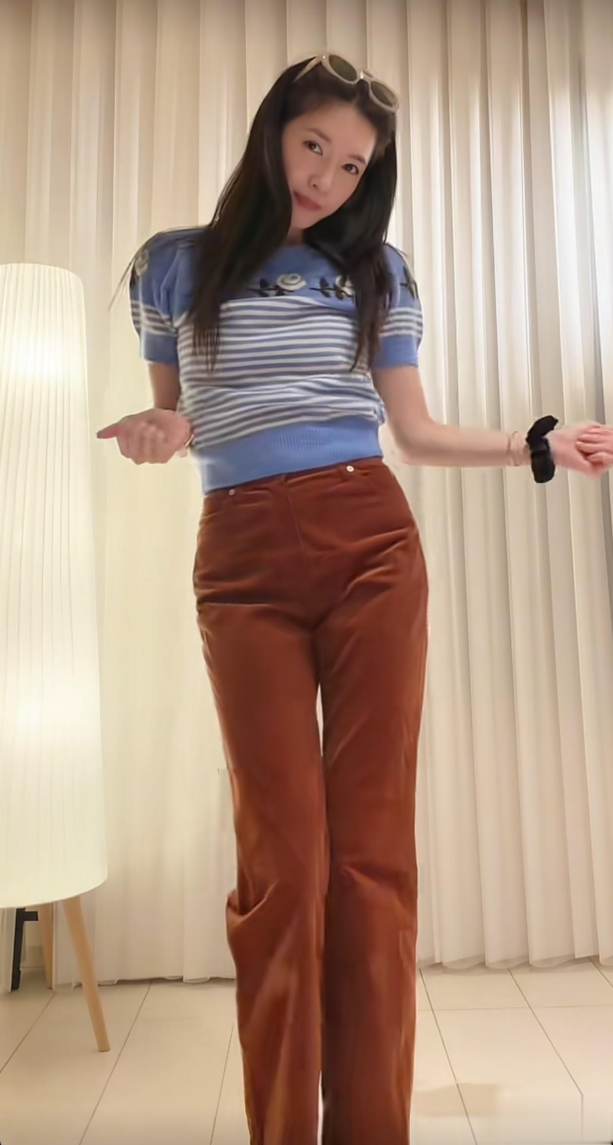 39岁江疏影跳手势舞：T恤+阔腿裤，减龄又高级，颜值依旧抗打