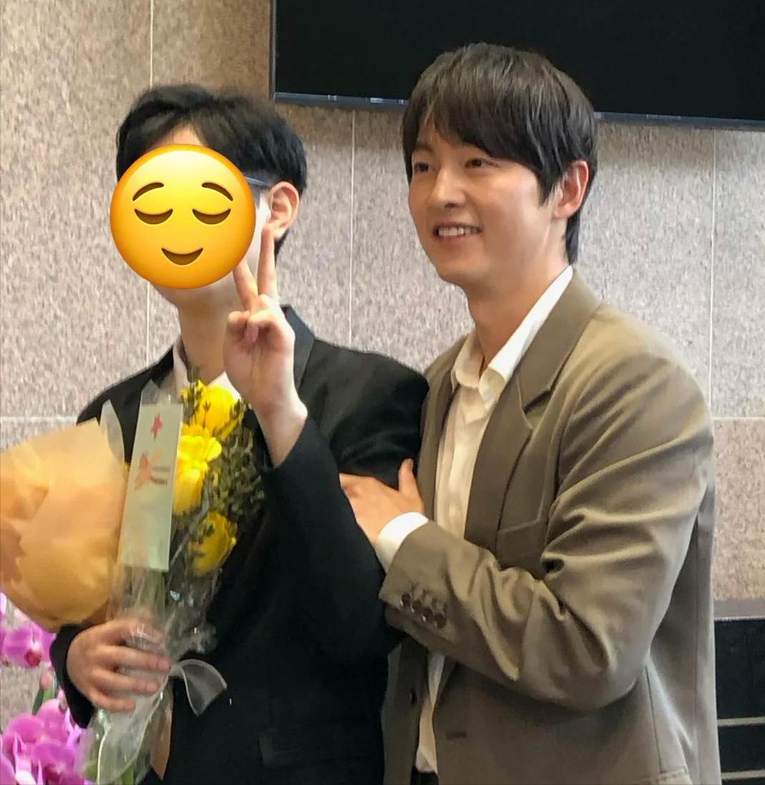 宋仲基夫妇看音乐会，英国妻子凯蒂素颜出镜，颜值气质不输宋慧乔