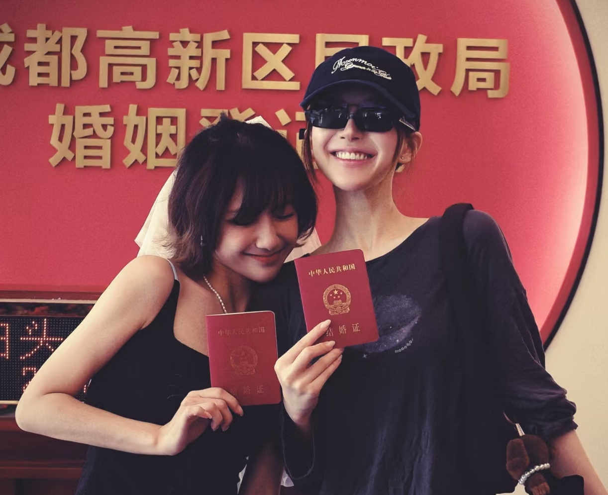赵露思陪好友魏笑领结婚证，晒照送祝福，还被误以为是她领证了呢