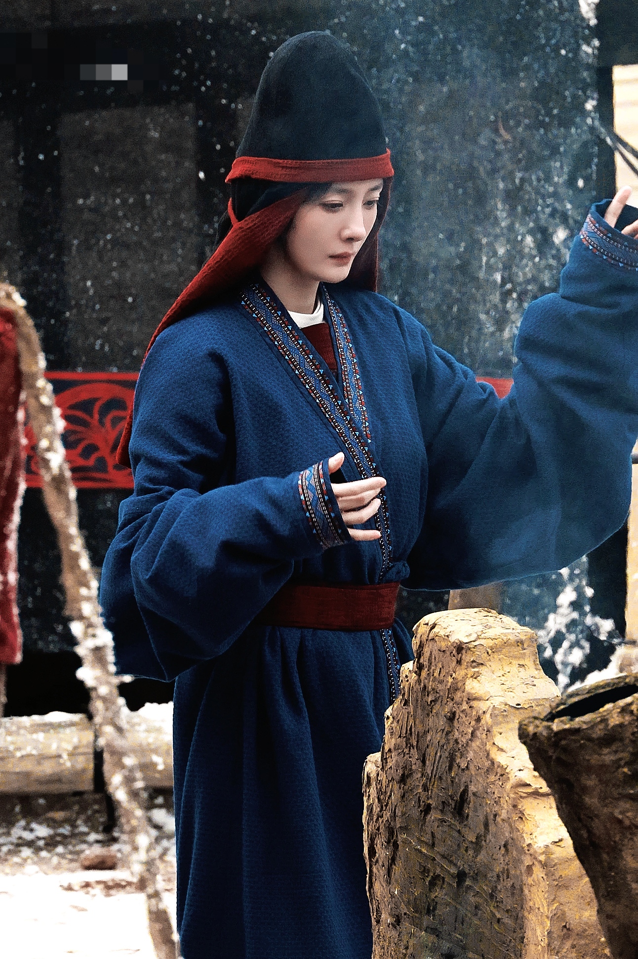 杨幂《江山大同》路透，重返古装剧，一身蓝衣，举手投足更添从容