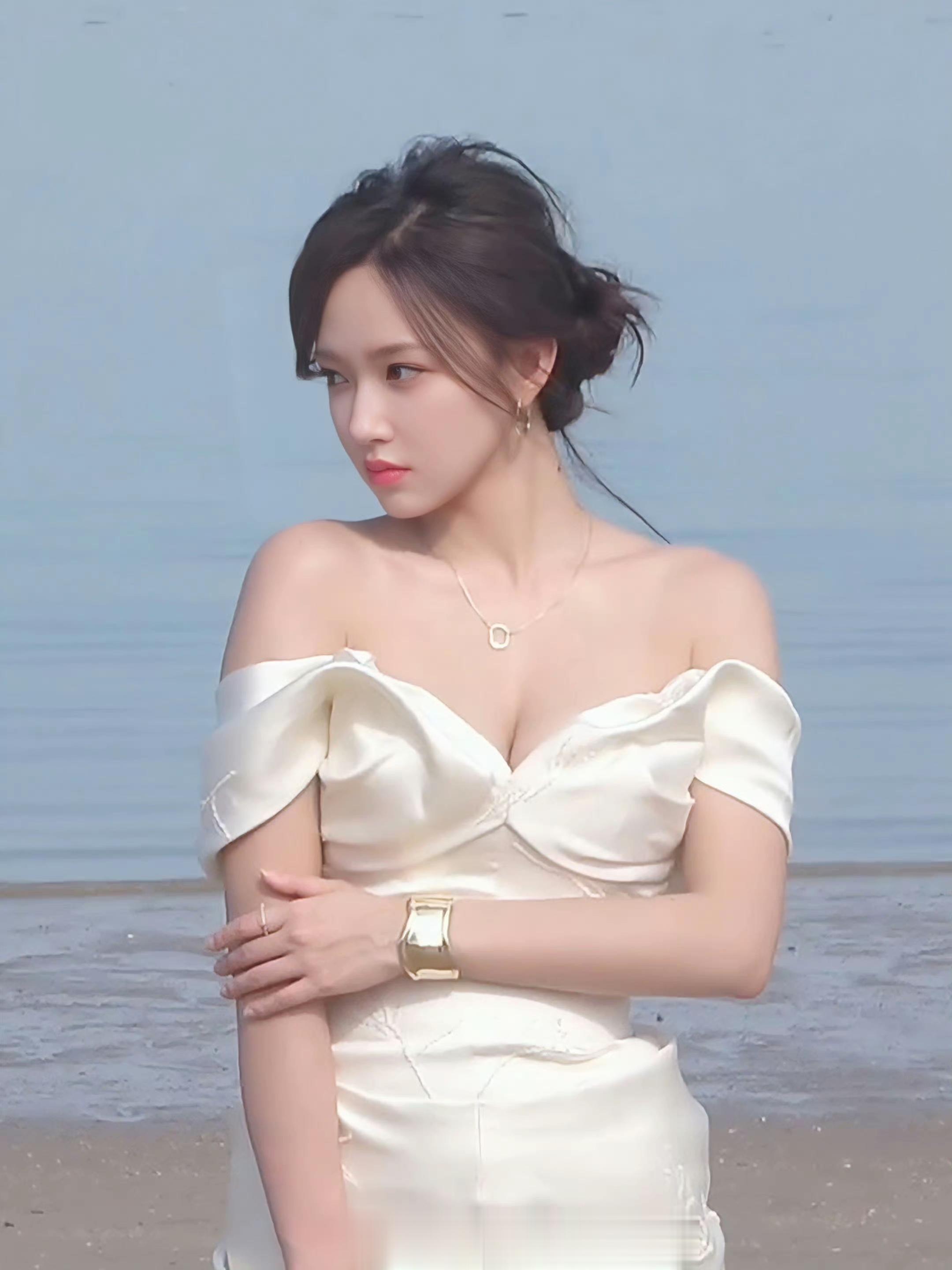 程潇官宣「REDGALA」期待免检大美女潇潇 ???