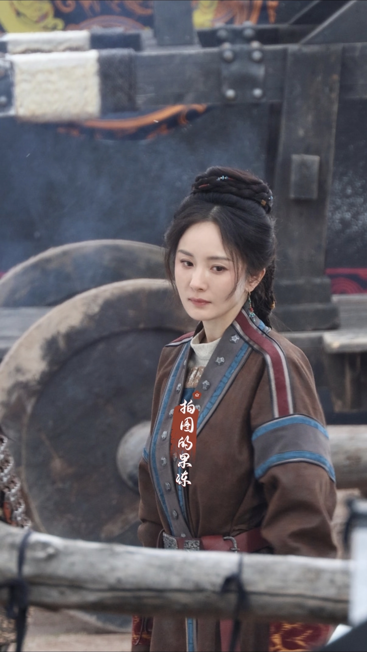 这是又抽象上了？杨幂片场拍戏路透，小表情好多太可爱太迷人了