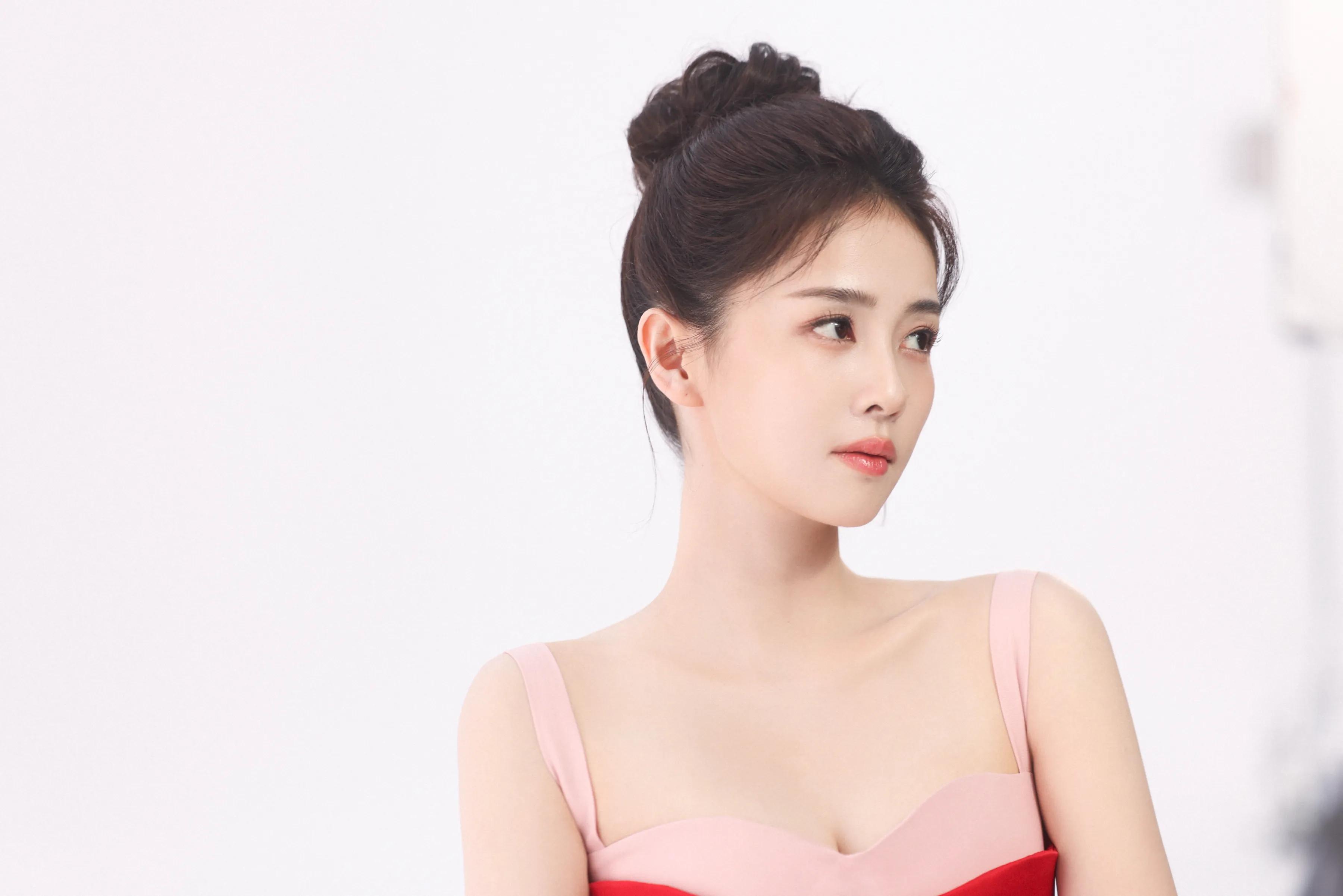 白鹿,红裙似火,明艳动人!