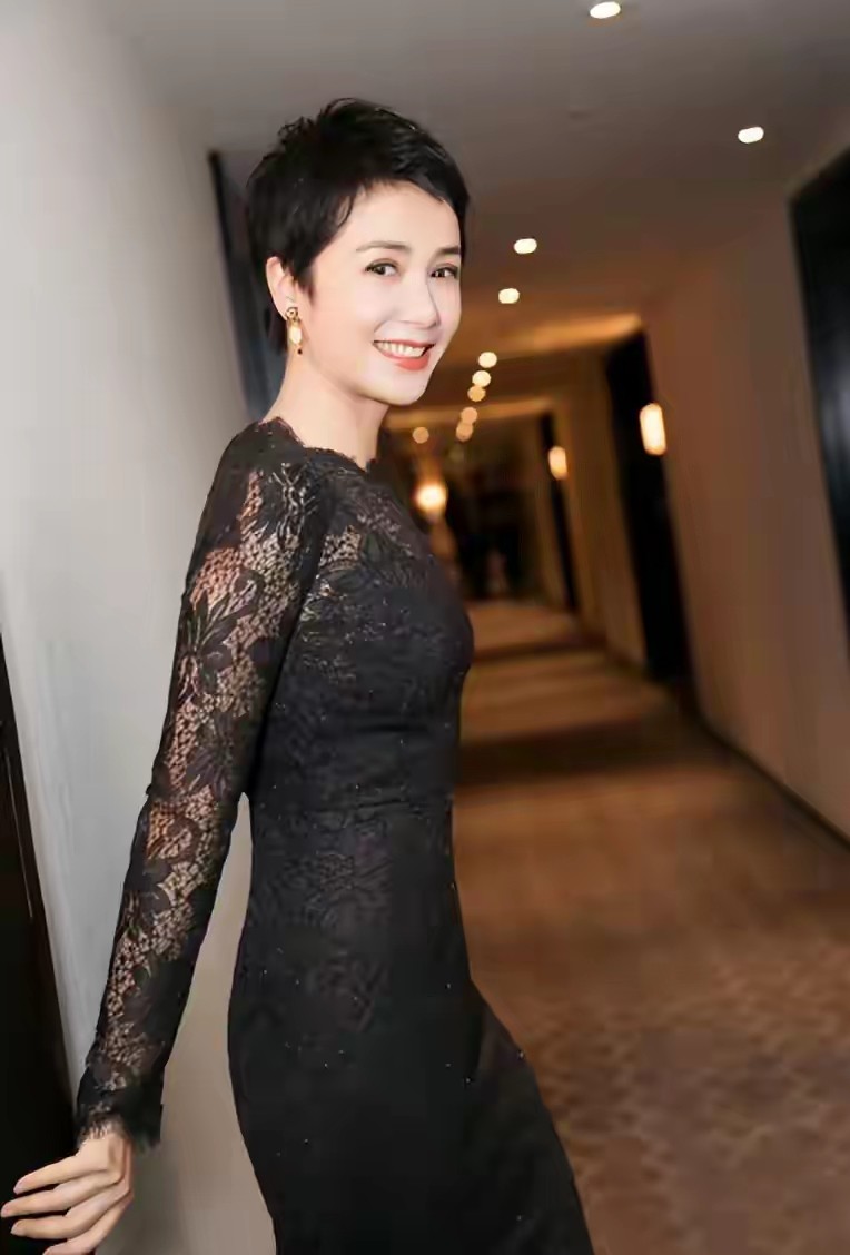 “逃”到英国，“包养”男大学生？59岁的蒋雯丽，终于不用再装了