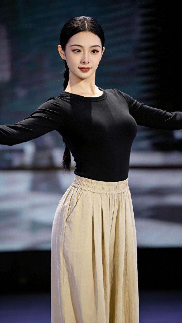 王楚然穿黑色上衣搭配米色阔腿裤跳舞真的很带劲。