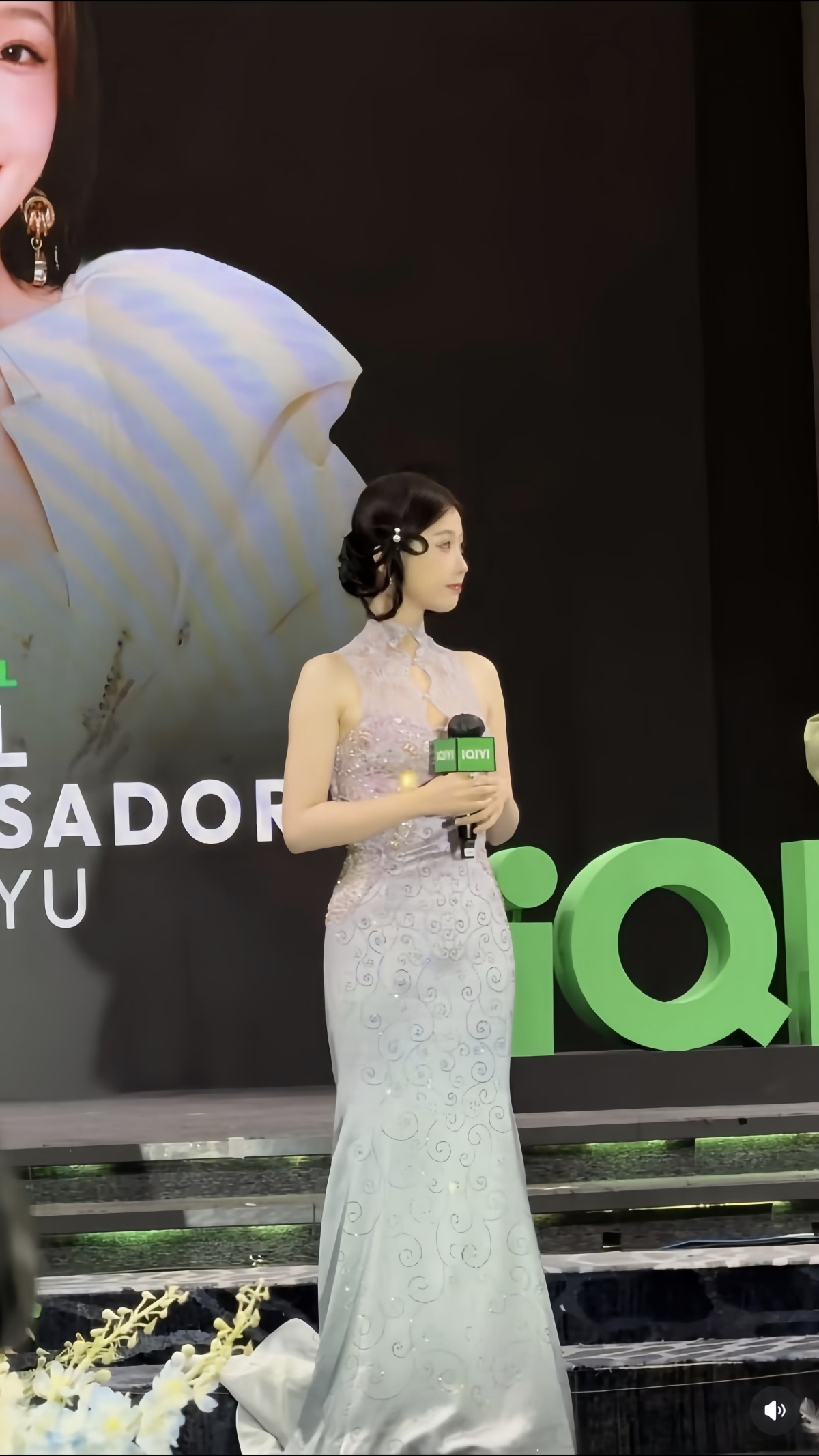 虞书欣今日活动路透，新中式造型好温婉，本人还是一如既往的可爱