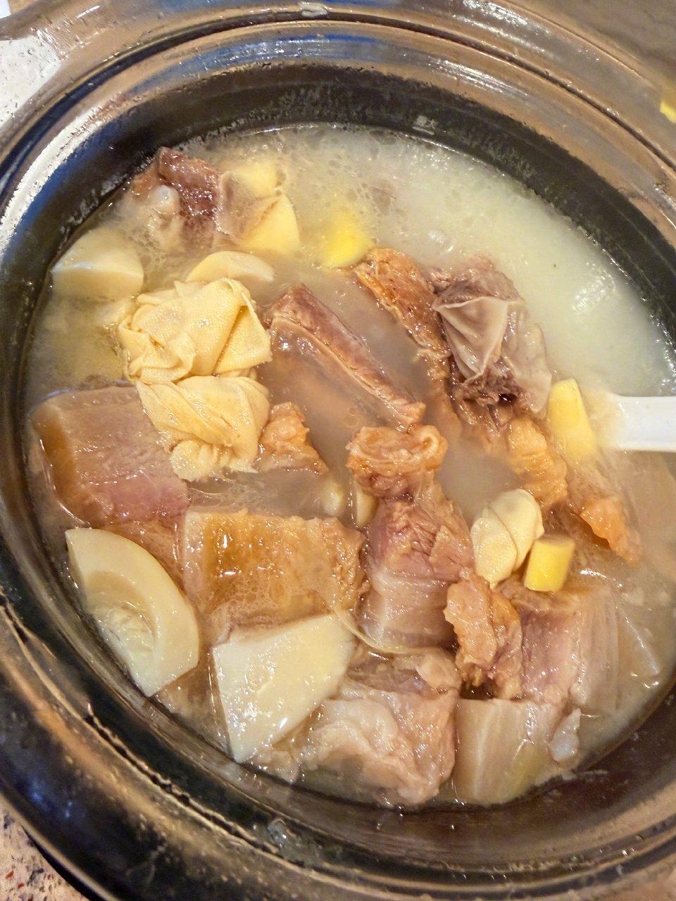 江疏影戴婚戒晒年夜饭!七菜一汤配茅台年味十足,穿蓝色毛衣好白