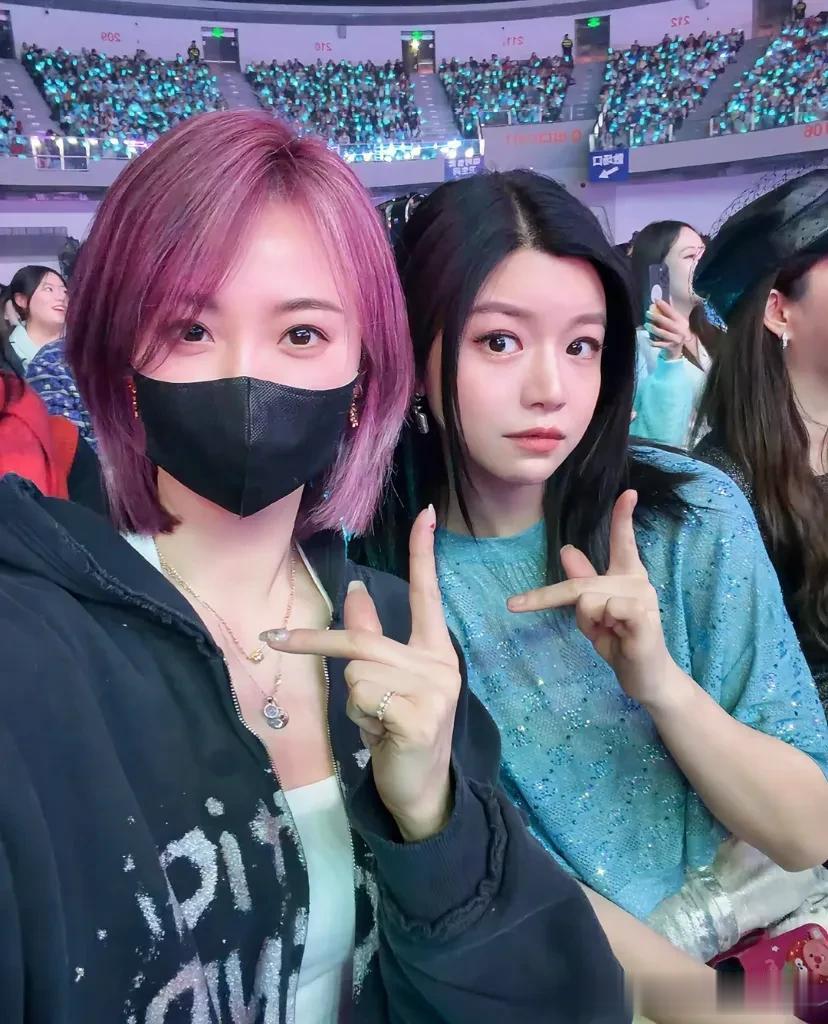 陈妍希现身刘雨昕演唱会，在圈内人缘超好，离开陈晓后更闪闪发光