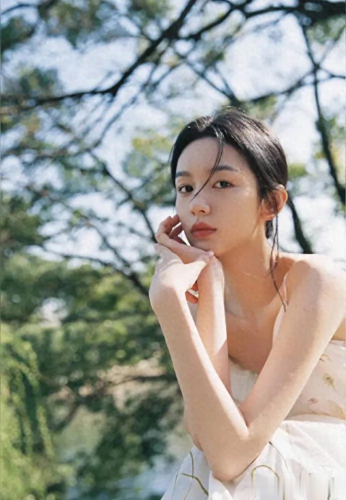 周也，吊带裙写真