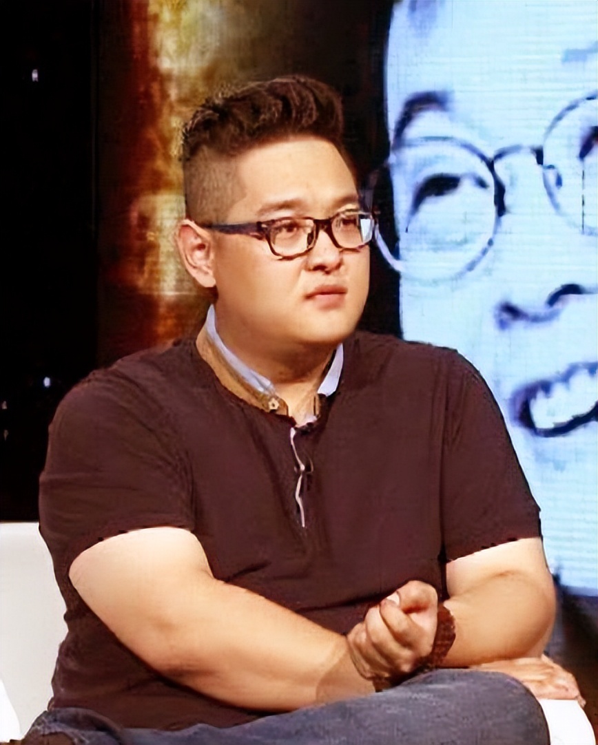 35岁傅彪儿子，住豪宅生活奢华，单身满头白发，走上了“不归路”