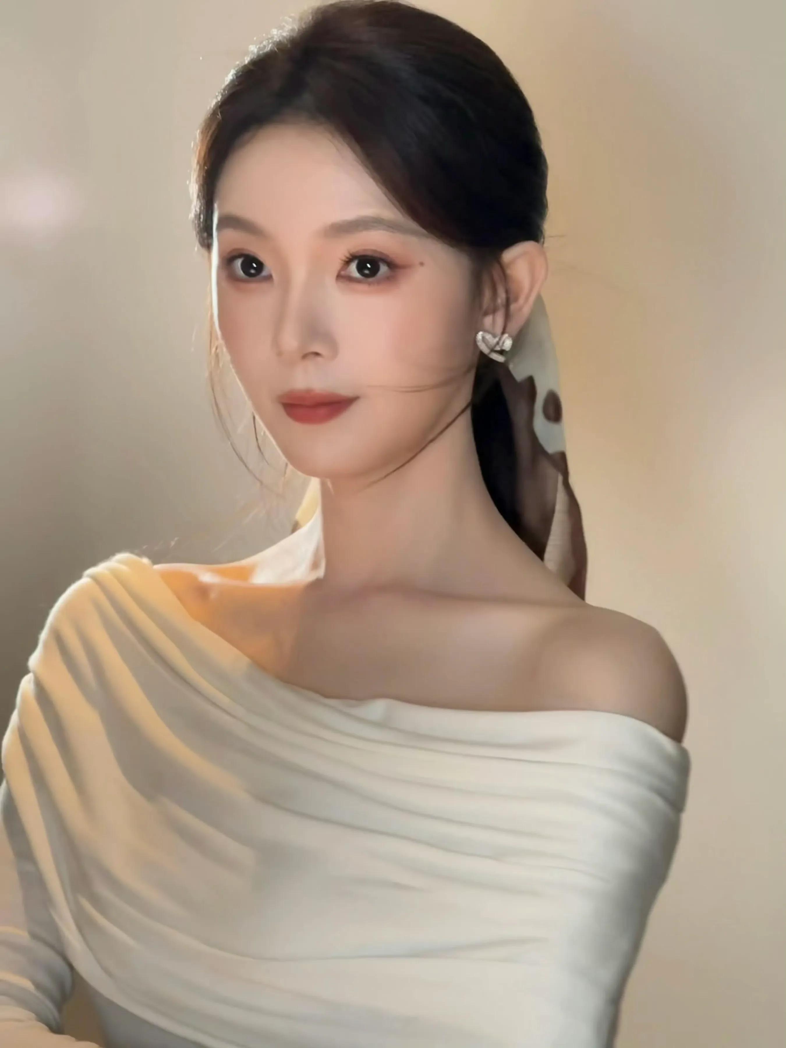 陈瑶，温婉丝巾发带造型。