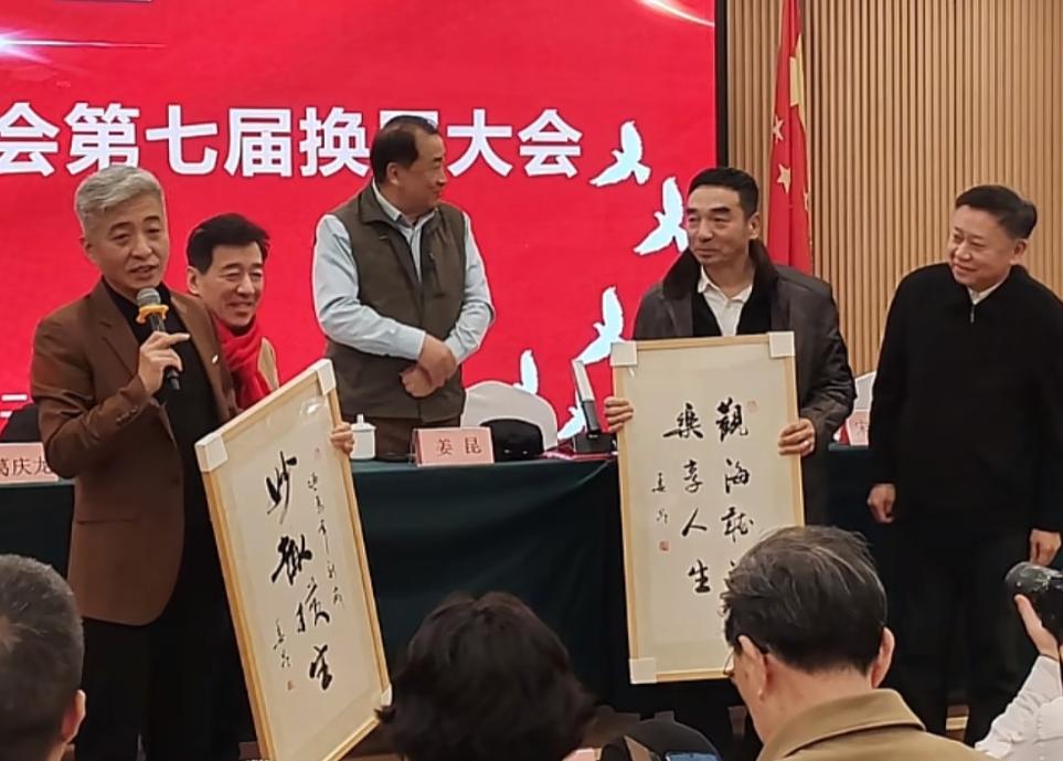 姜昆\海外聚会\风波一个月后，低调回国参加曲艺大会，依旧被尊重