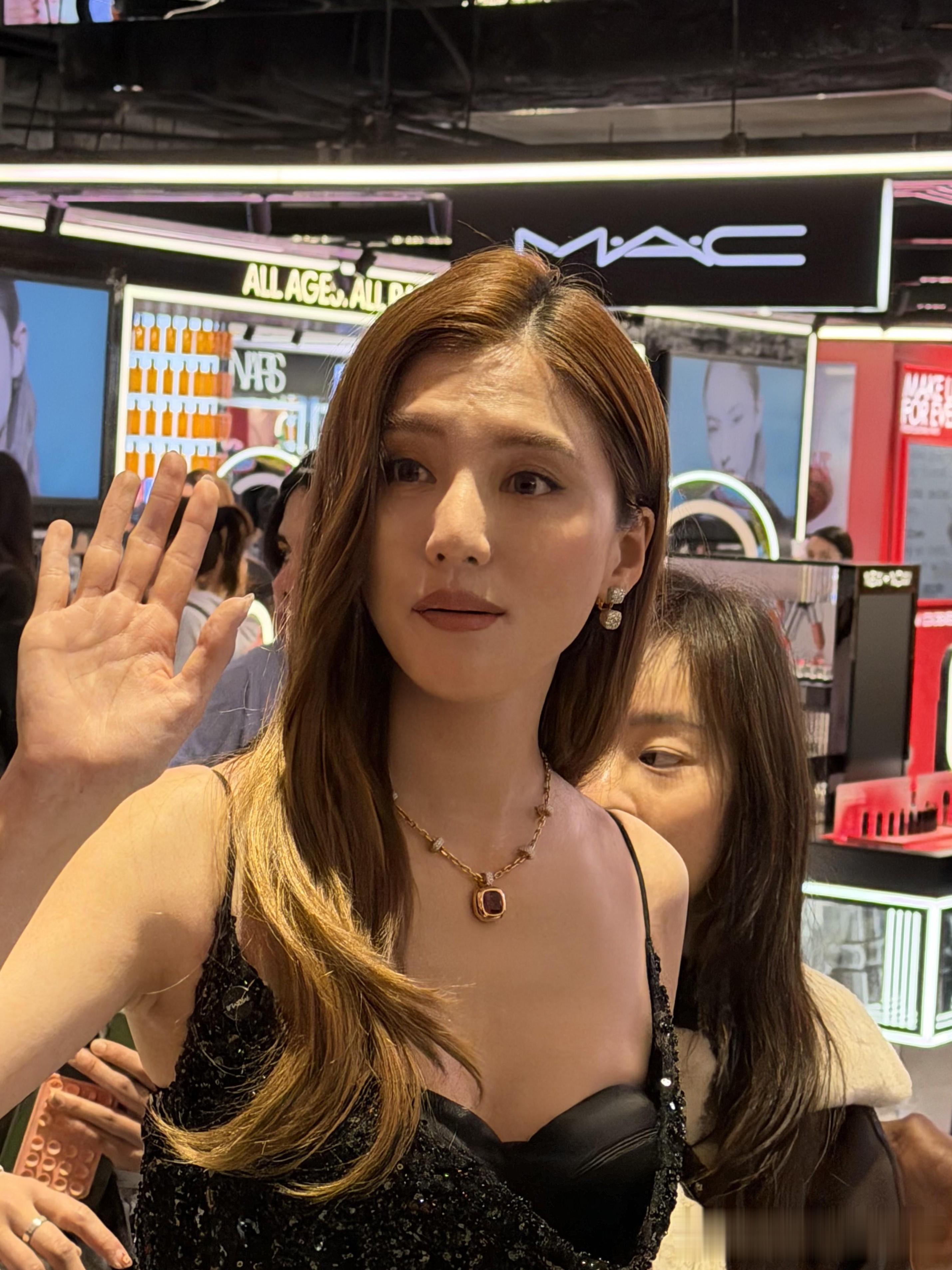 佘诗曼吴千语现身海港城, 千语无滤镜也超美, 两大美女同框好养眼