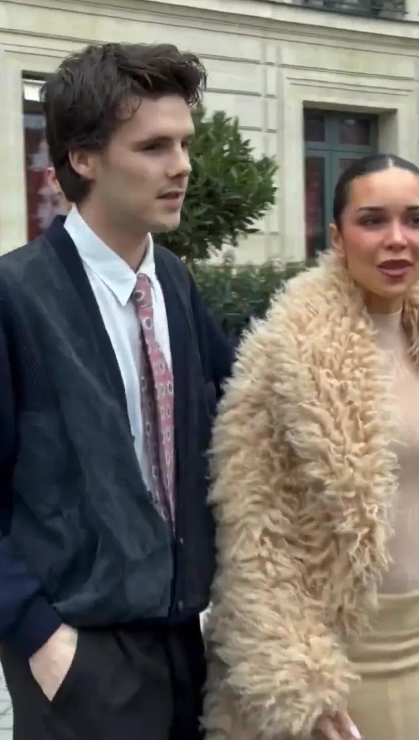 贝克汉姆拿14万爱马仕包，小七穿黑裙漂亮，维多利亚授勋很荣耀