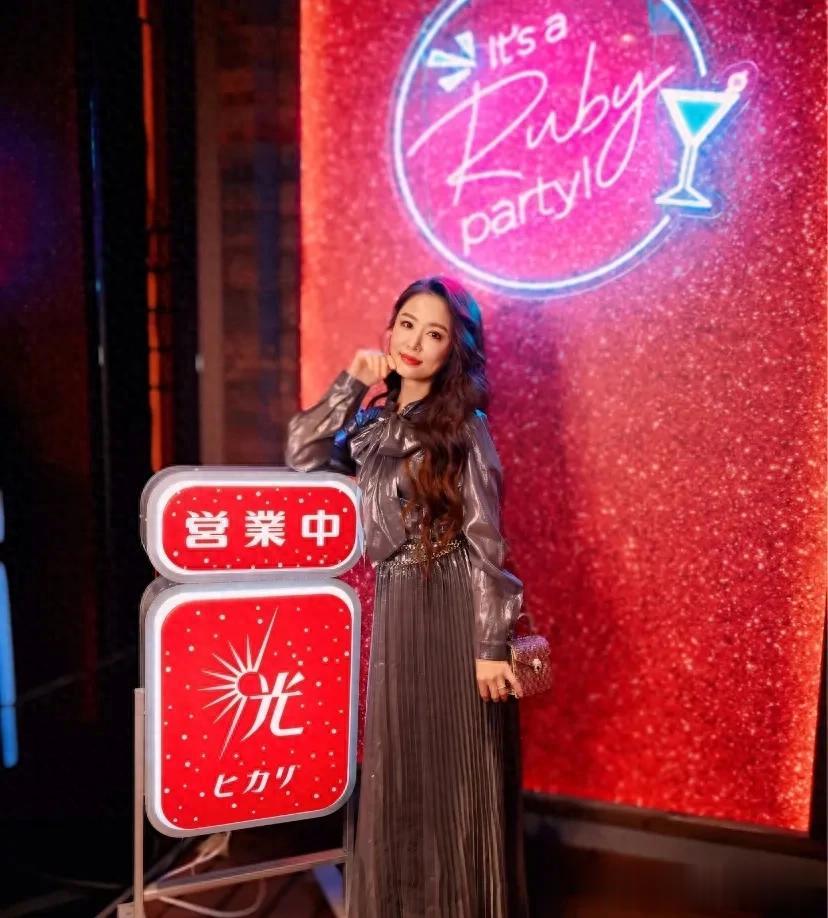 林心如50岁生日，霍建华和闺蜜团为其庆生，却被许玮甯徐若瑄抢镜