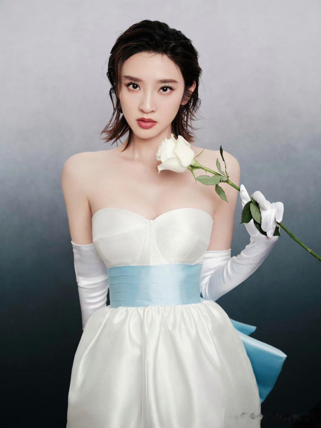 唐艺昕的白裙造型中浅蓝色更多了几分清新。