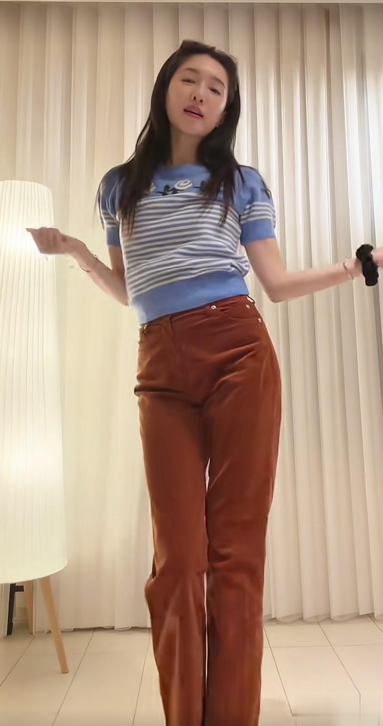 39岁江疏影跳手势舞：T恤+阔腿裤，减龄又高级，颜值依旧抗打