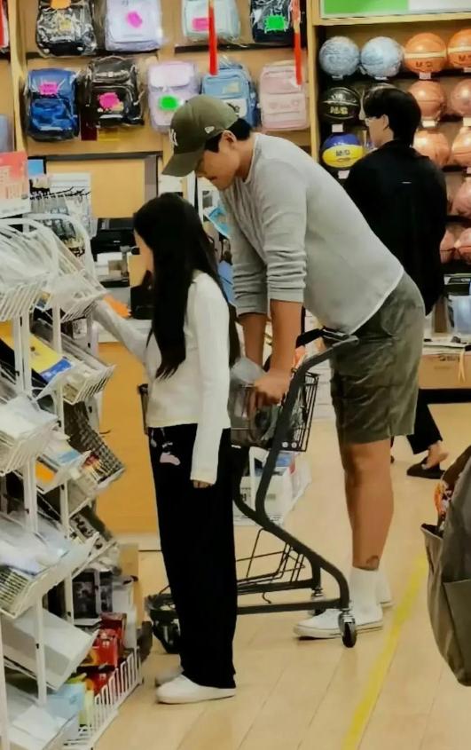 高云翔独自给父亲庆生!下厨煮长寿面好娴熟,生日没做菜吃辣椒酱