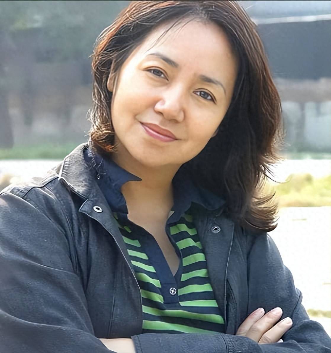 她是国家一级演员，也是李幼斌亲姐姐，出道38年却拒绝与弟弟合作