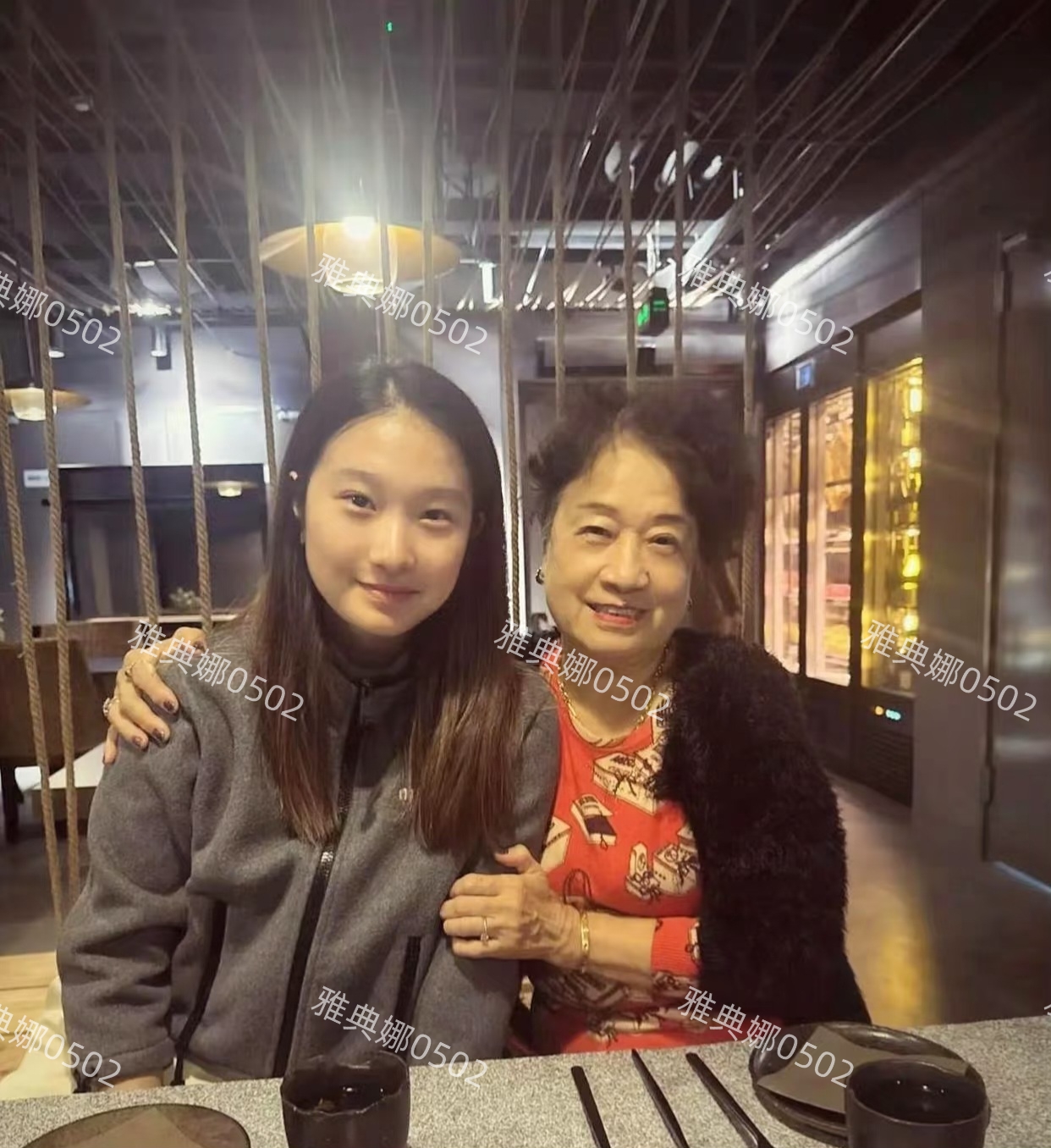 马伊琍大女儿晒与文章的合影，她眉眼像爸气质像妈父女俩感情很好