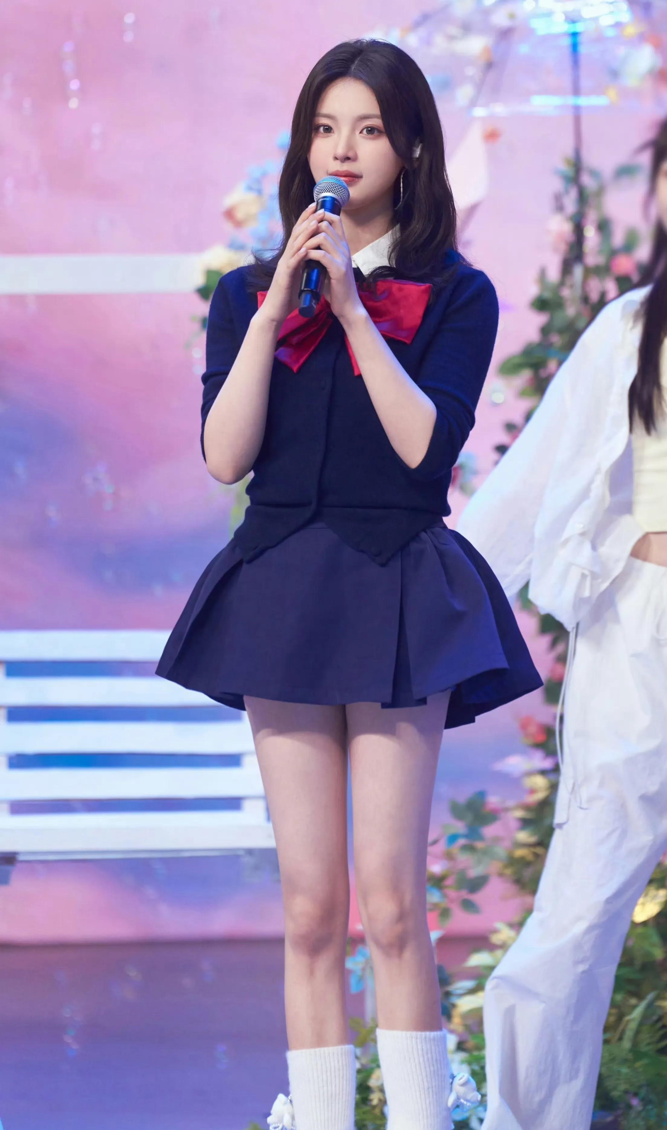 杨超越性感美腿