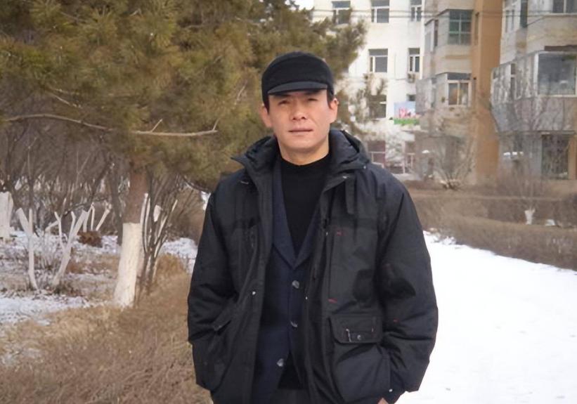 他是著名演员，总演坏蛋导致57岁才结婚，妻子至今没人见过真容
